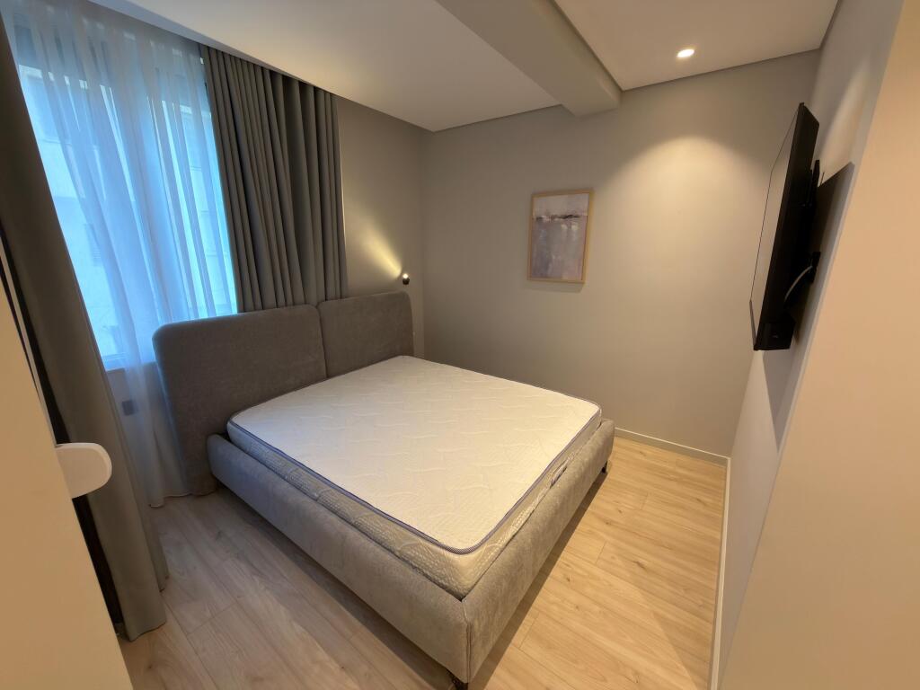 🏙️ RENT – 3 Apartments 📍 Pazari i Ri, behind “Neptun”  🏢 2nd Floor | With elevator 📐 128 m² gross / 111.5 m² net 🛋️ Spacious environment, divided into 3 apartments 🏗️ New building, only 100 meters from the center of Tirana 📑 With mortgage  💶 Price: (1,900 €)  190,000 Lek net  