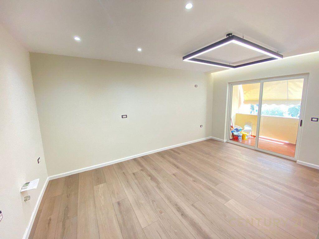 VENDIAMO APPARTAMENTO 1+1 NEL COMUNE DI PARIGI