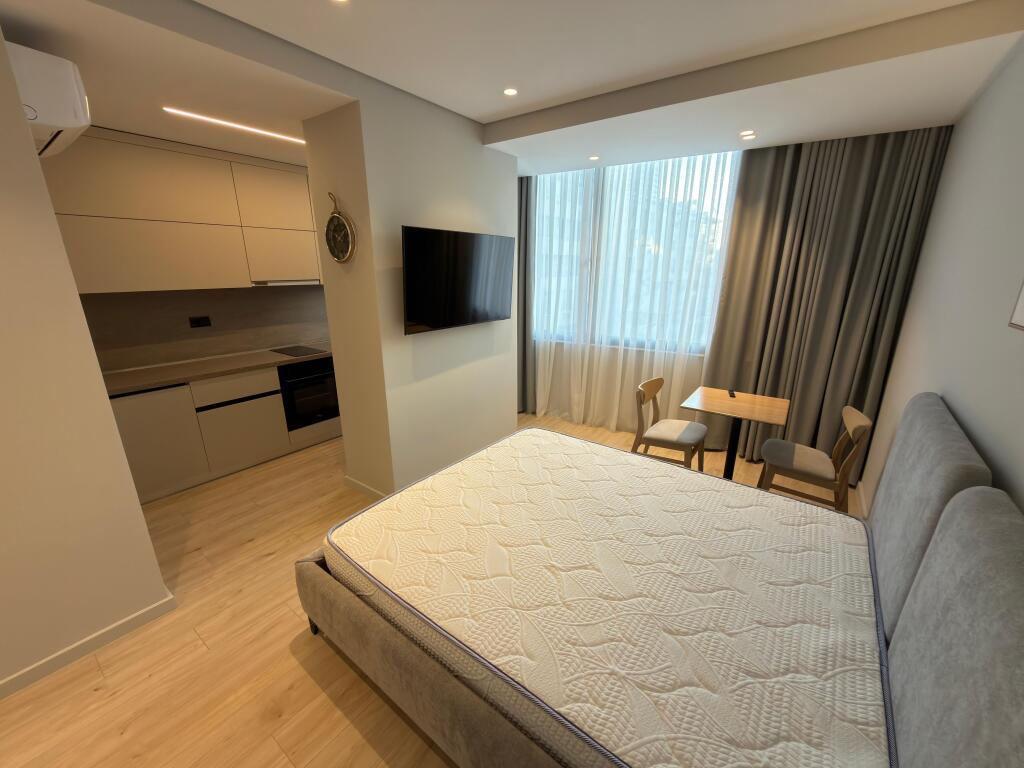 🏙️ RENT – 3 Apartments 📍 Pazari i Ri, behind “Neptun”  🏢 2nd Floor | With elevator 📐 128 m² gross / 111.5 m² net 🛋️ Spacious environment, divided into 3 apartments 🏗️ New building, only 100 meters from the center of Tirana 📑 With mortgage  💶 Price: (1,900 €)  190,000 Lek net  