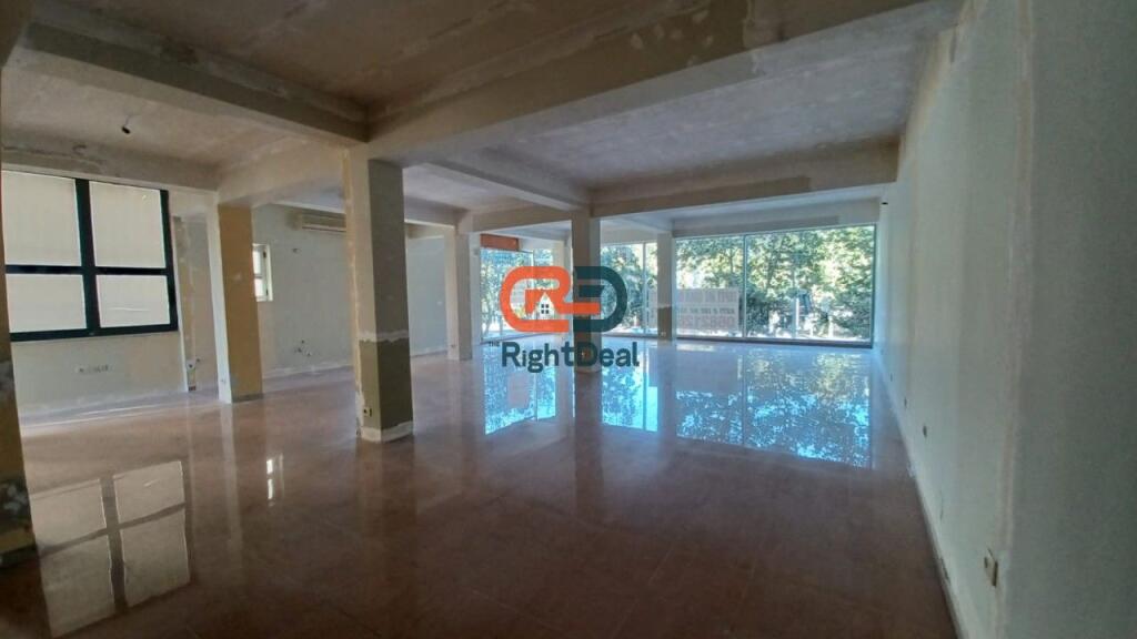 A Lapraka Vicino agli Edifici dell'Arabo, Vendesi Unità Commerciale con Pianta Regolare, Sulla Strada Principale!!