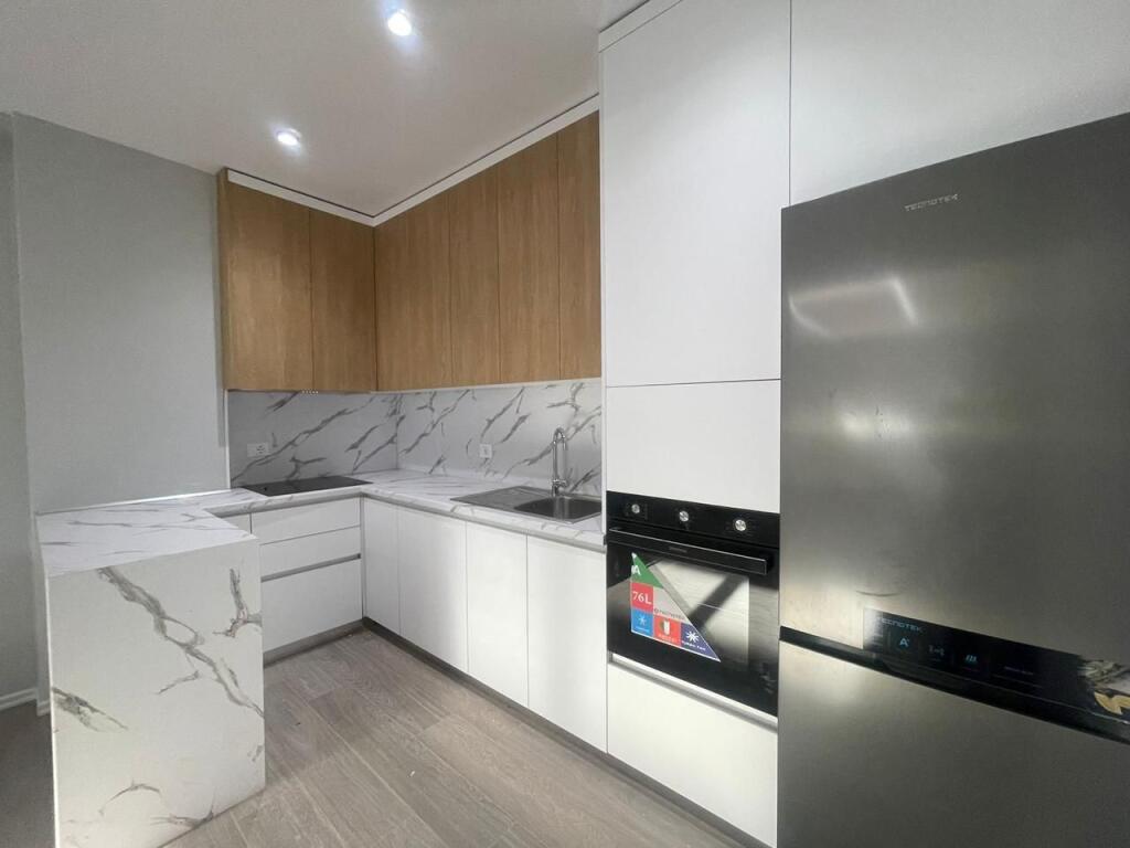 apartament me qira , Karl Gega