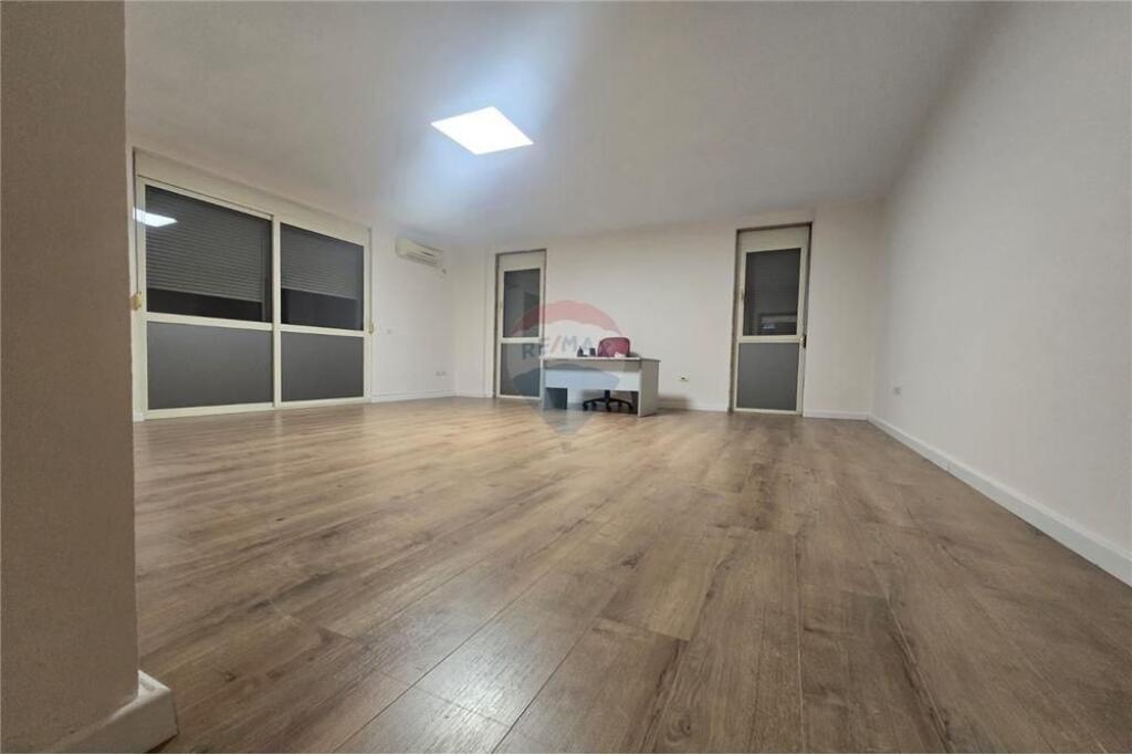 Ambient per zyra me qira tek Rruga e Kavajes,