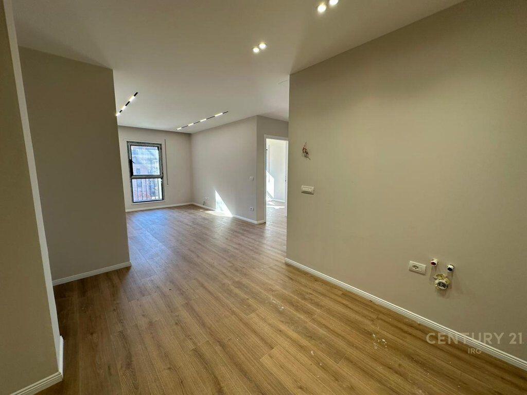 Shitet Apartament 2+1 tek Shkolla e Kuqe!
