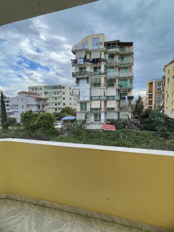 Shitet Apartament 2+1 Golem