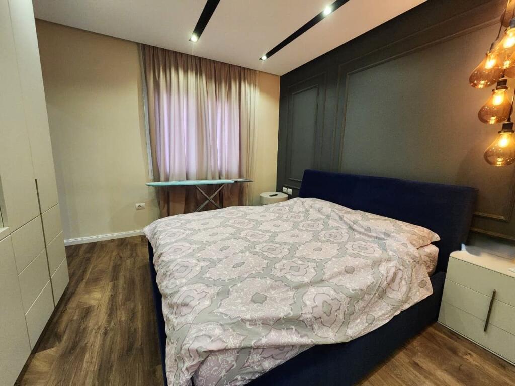 Affittasi appartamento 3+1+2 bagni, Centro (Via Bardhok Biba)
