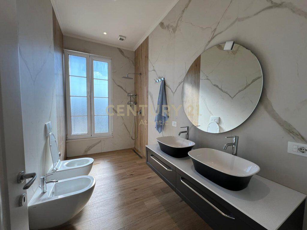 VILE UNIKE PER QERA NE SHIJAK TEK 4 RRUGET !