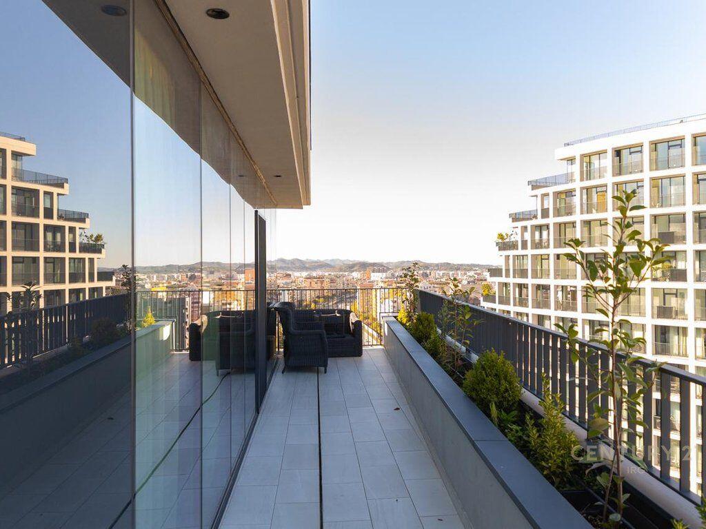 LAKE VIEW, APARTMENT FOR SALE SPREAD OVER THE ENTIRE FLOOR !