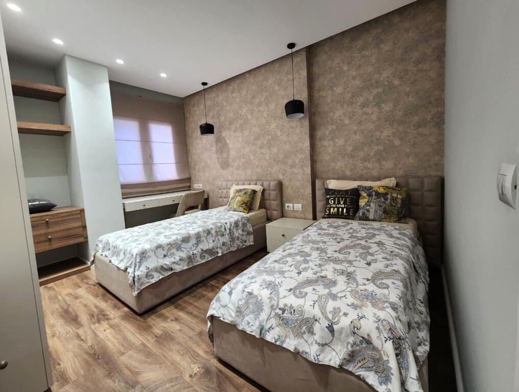 Affittasi appartamento 3+1+2 bagni, Centro (Via Bardhok Biba)
