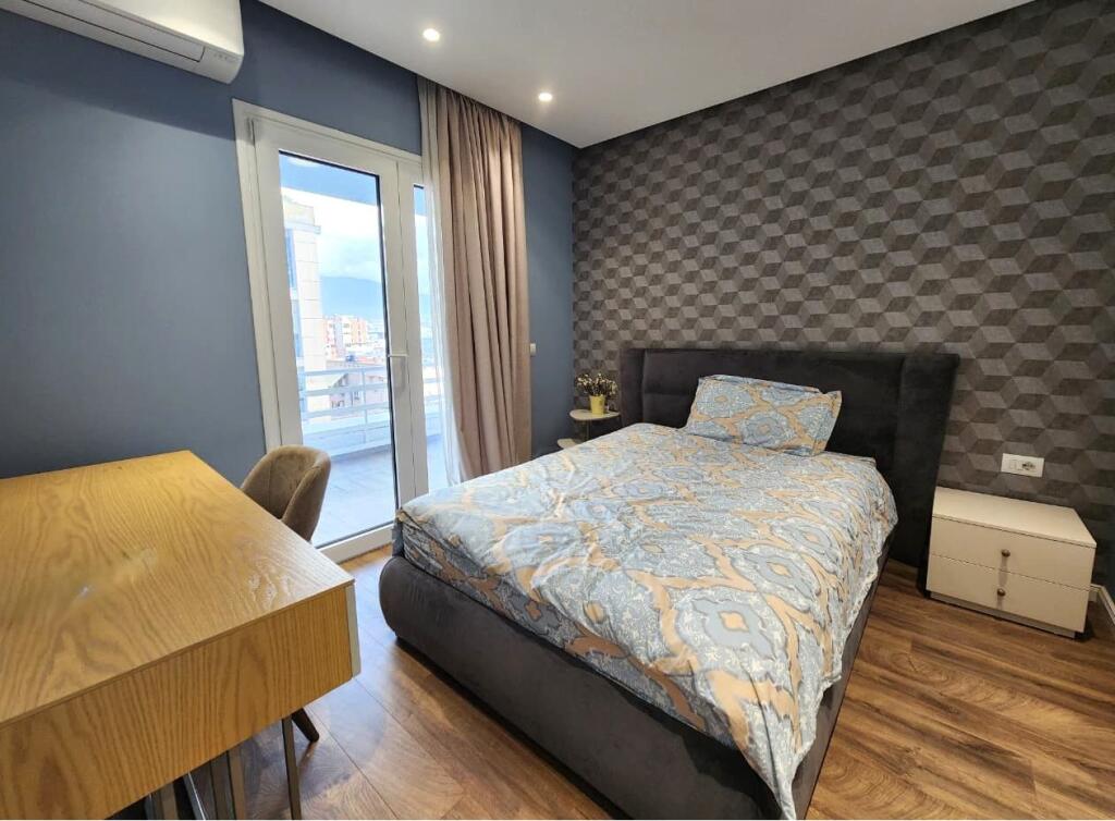 Affittasi appartamento 3+1+2 bagni, Centro (Via Bardhok Biba)
