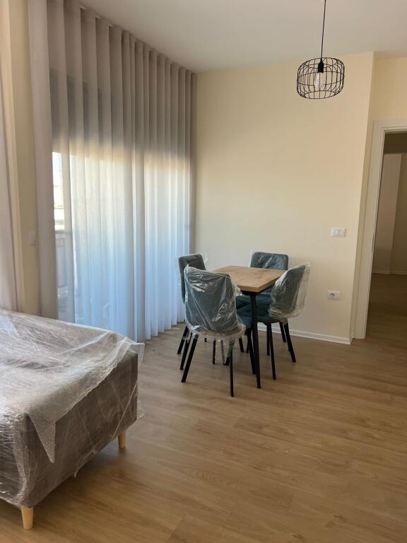 Apartament 1+1, Shkolla e Kuqe!