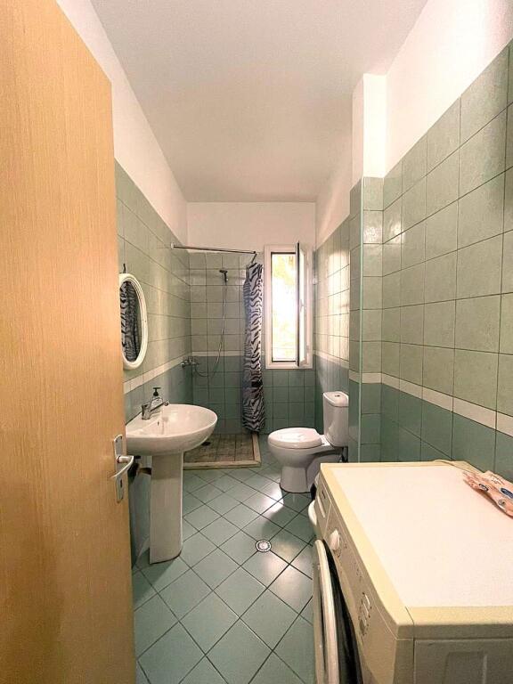 Apartament me tre dhoma me ballkon të madh në zonën LUNGOMARE