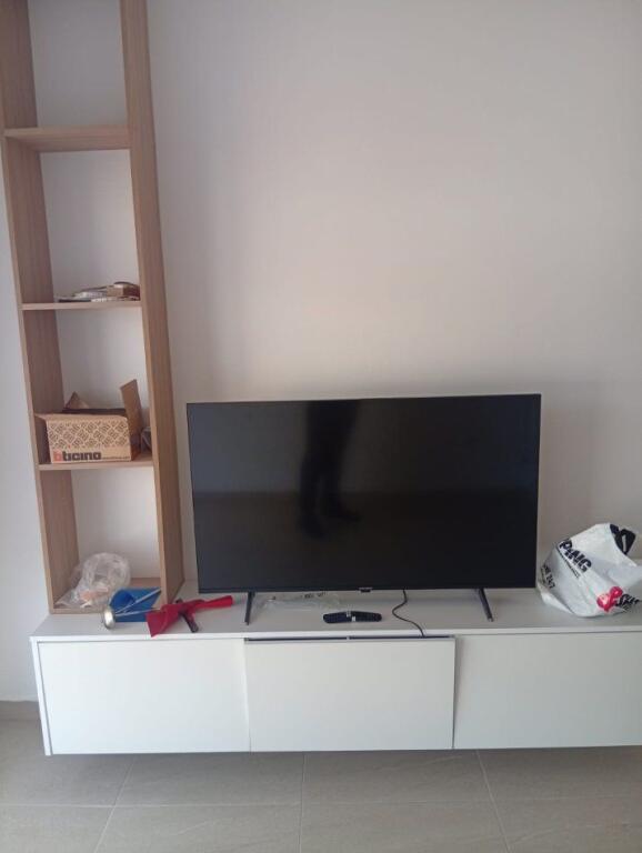 Jepet me Qera Super Apartament 1+1 tek Pazari i Ri
