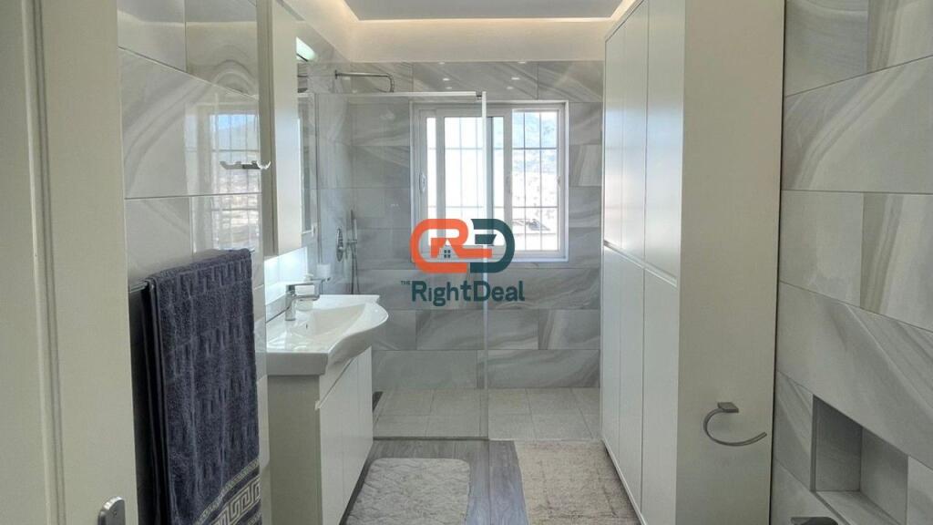 In Centro, Al 9° Piano, Appartamento 2+1+2 In Affitto Investito Con Vista Super !