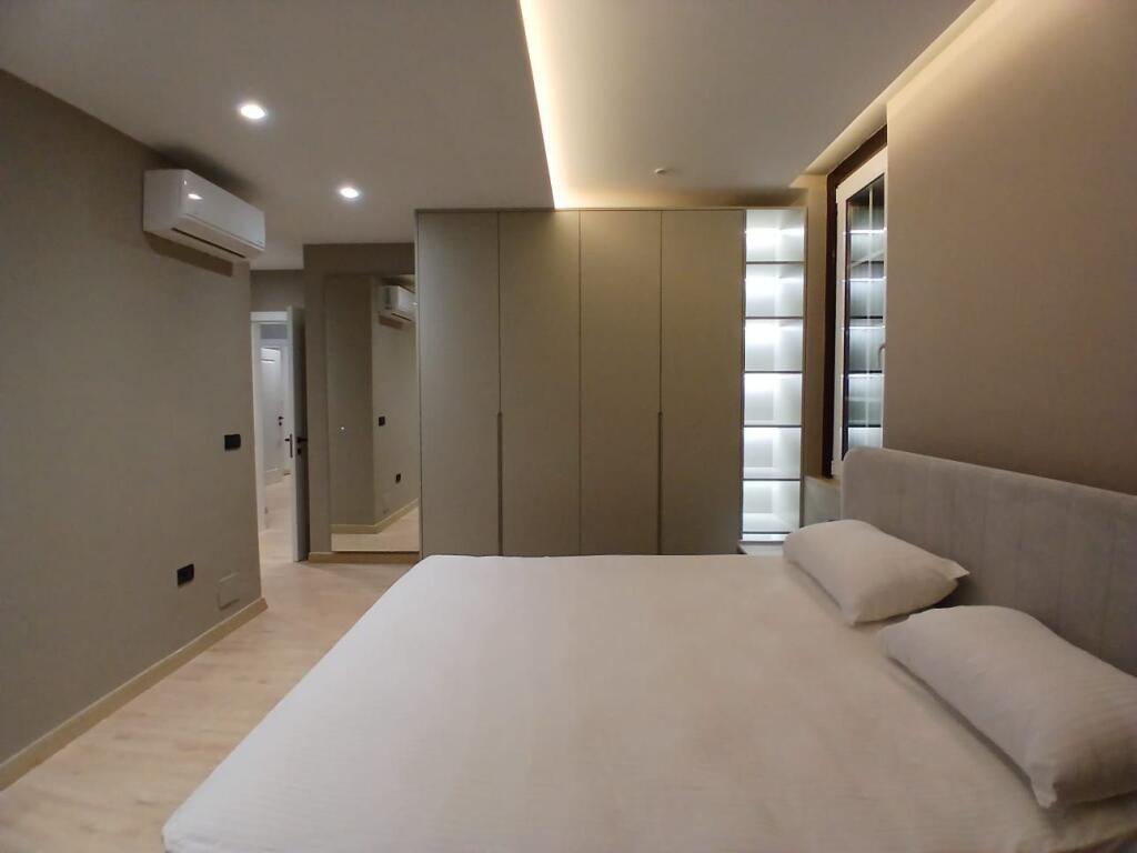 Jepet me qera  Apartment 3+1+2 tualete te Kodra e Diellit.