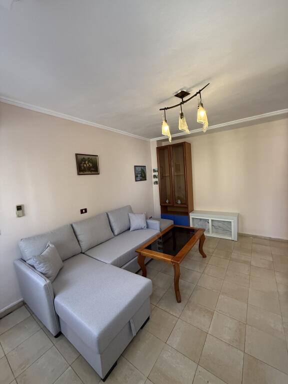 Tek Shkolla E Baletit, Jepet Apartament 1+1 Per Qira Me Mobilim Modern!