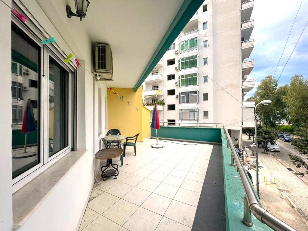 Apartament me tre dhoma me ballkon të madh në zonën LUNGOMARE