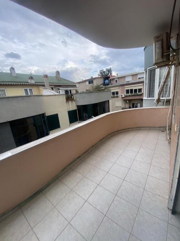 Jepet me qera 2+1 mobiluar afer bar Queen 500 eu