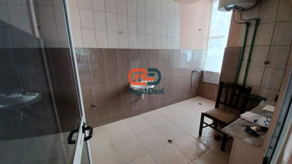 A Lapraka Vicino agli Edifici dell'Arabo, Vendesi Unità Commerciale con Pianta Regolare, Sulla Strada Principale!!