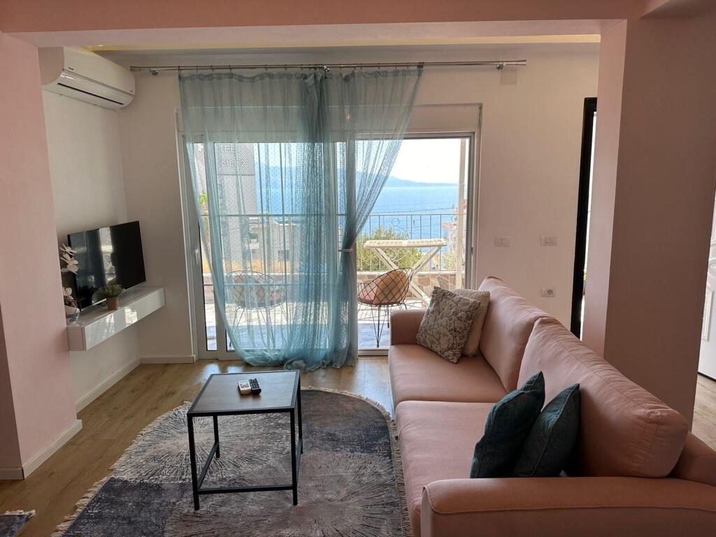 🏡 Appartamento 1+1 in vendita a Saranda con vista mozzafiato sul mare 🌊 e posto auto 🚗