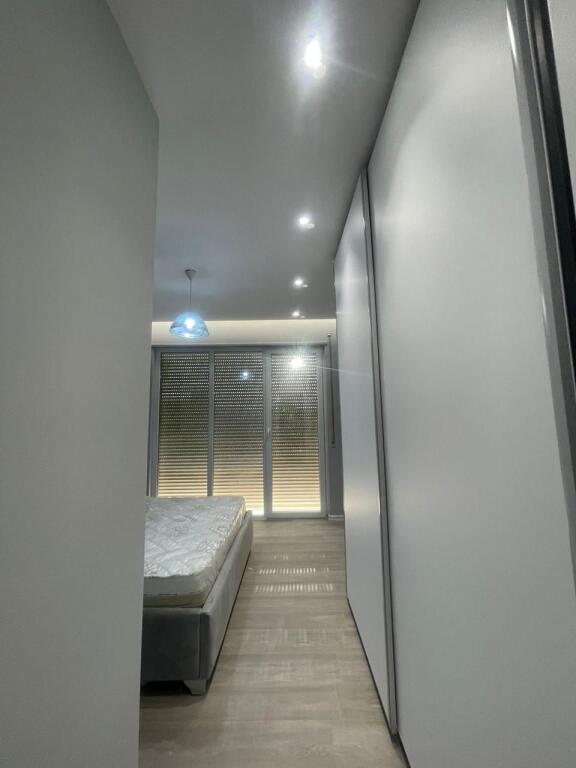 apartament me qira , Karl Gega