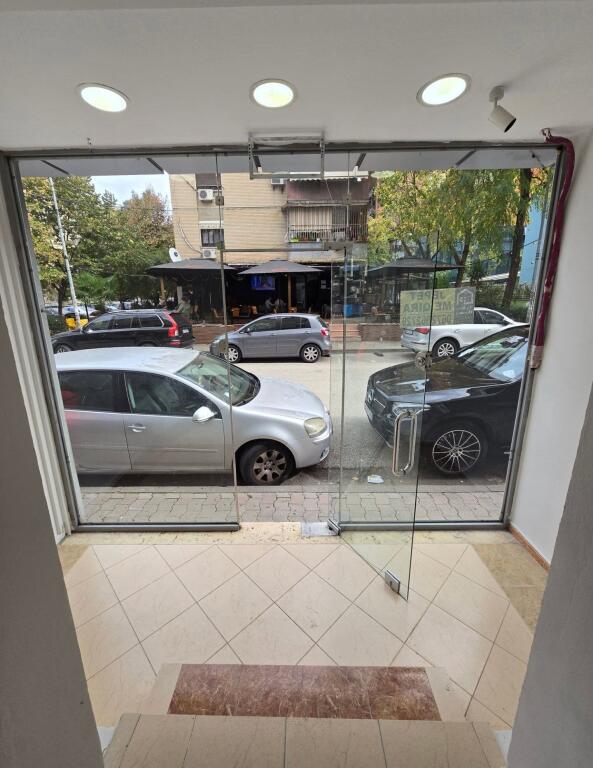 JEPET ME QIRA : AMBJENT BIZNESI / PRANE GJYKATES SE SHKALLES E PARE/TIRANE