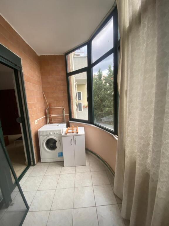 Jepet me qera 2+1 mobiluar afer bar Queen 500 eu