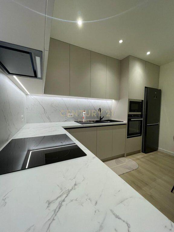 APARTAMENT 2+1 ME QIRA NE KRAH TE AMBASADES AMERIKANE, TIRANE!