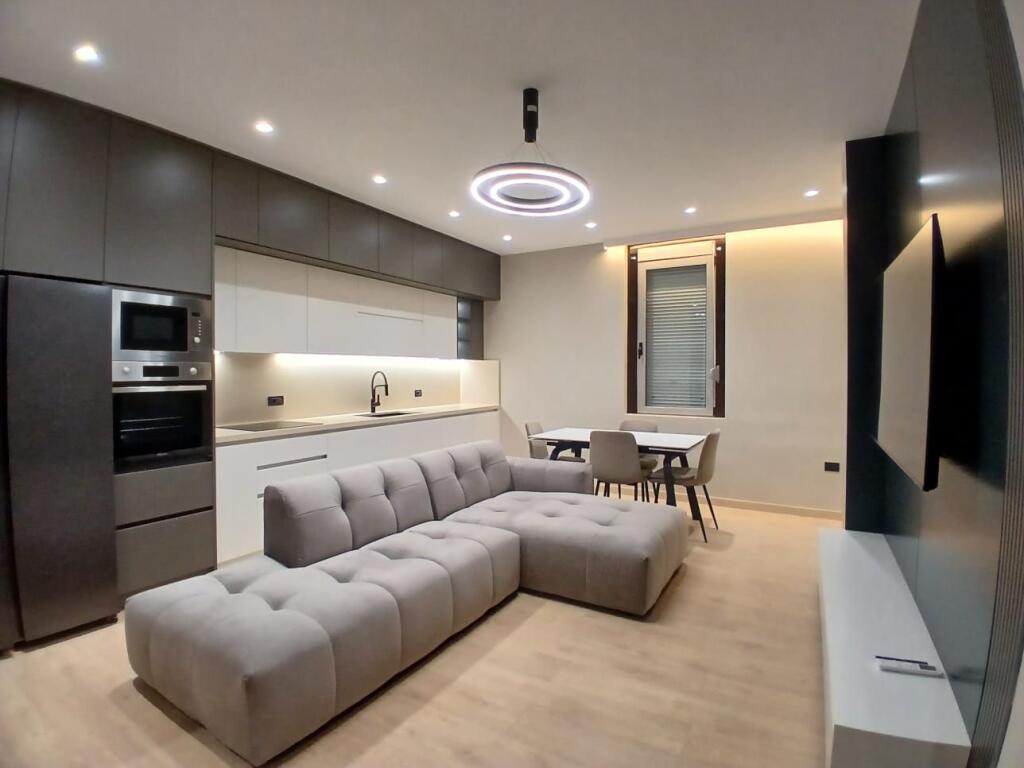 Jepet me qera  Apartment 3+1+2 tualete te Kodra e Diellit.