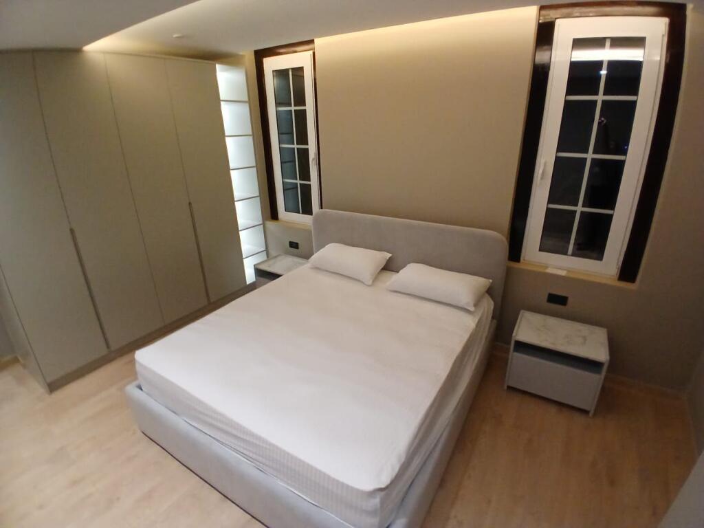 Jepet me qera  Apartment 3+1+2 tualete te Kodra e Diellit.