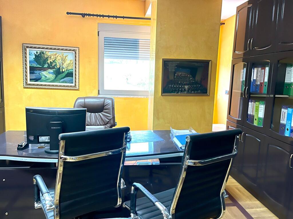 LOCALE COMMERCIALE SU 4 PIANI IN AFFITTO INVESTITO 7.500 M2