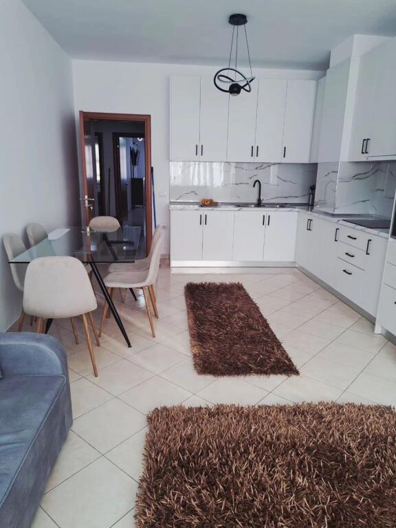 JEPET ME QIRA : Apartament 2+1+ 2/KOMPLEKSI MOLLA/ ASTIR