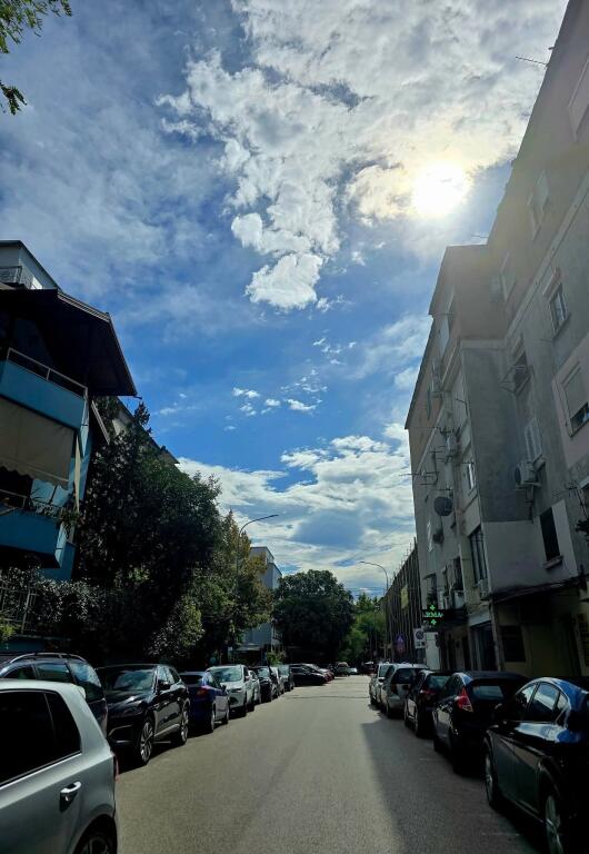 JEPET ME QIRA : AMBJENT BIZNESI / PRANE GJYKATES SE SHKALLES E PARE/TIRANE