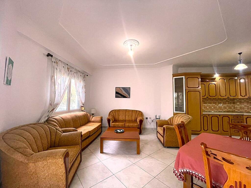 Apartament me tre dhoma me ballkon të madh në zonën LUNGOMARE