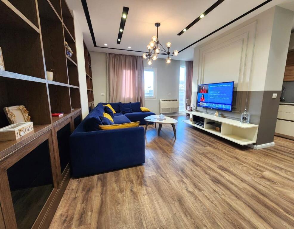 Affittasi appartamento 3+1+2 bagni, Centro (Via Bardhok Biba)
