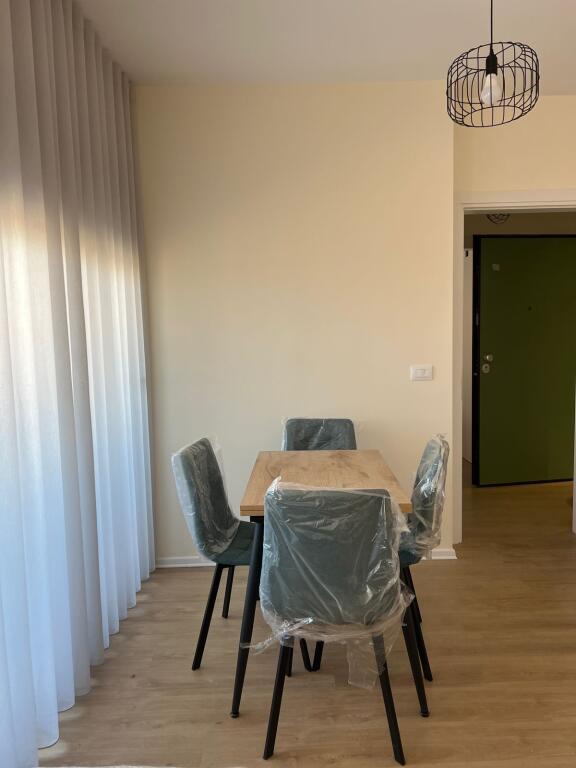 Apartament 1+1, Shkolla e Kuqe!