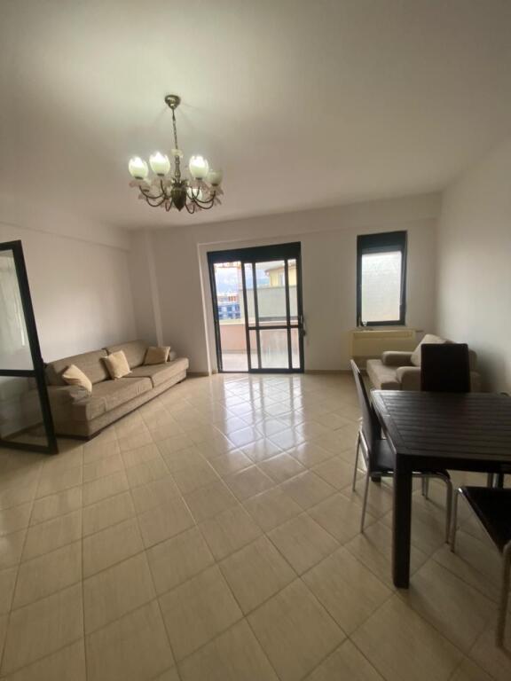 Jepet me qera 2+1 mobiluar afer bar Queen 500 eu