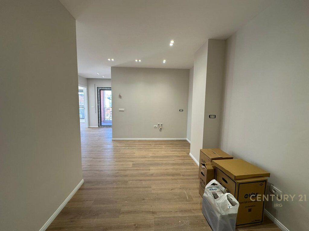 Shitet Apartament 2+1 tek Shkolla e Kuqe!
