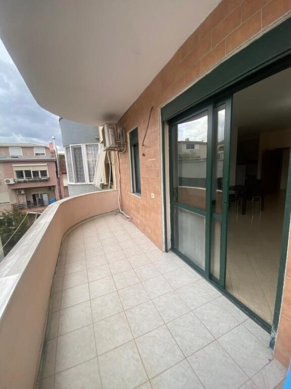 Jepet me qera 2+1 mobiluar afer bar Queen 500 eu