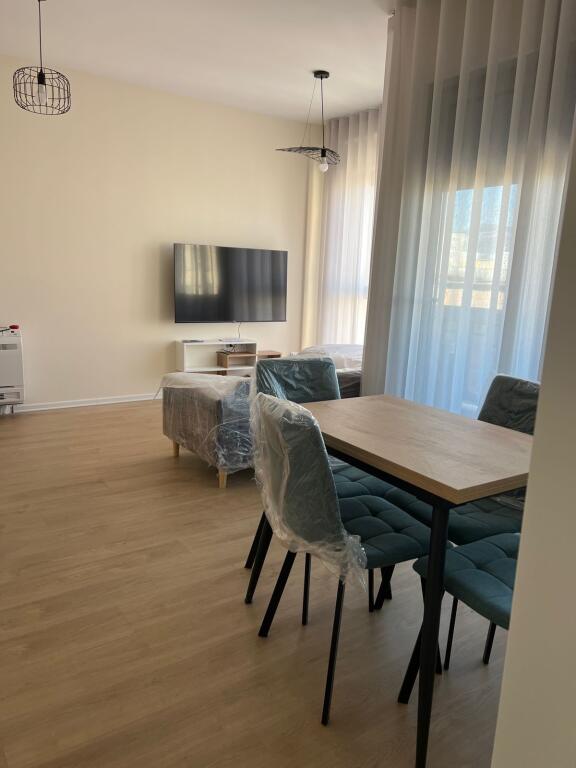 Apartament 1+1, Shkolla e Kuqe!