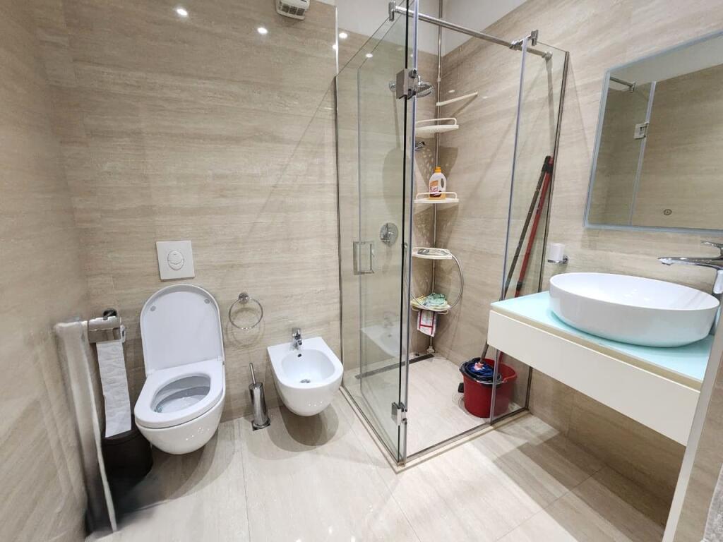 Affittasi appartamento 3+1+2 bagni, Centro (Via Bardhok Biba)
