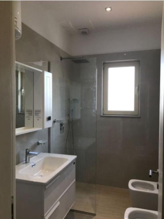 🏠Pak minuta larg Fakultetit te Inxhinierise se Ndertimit,Rruga Studenti jepet me qera kati i III-te i nje vile 2+1,i mobiluar 700Euro