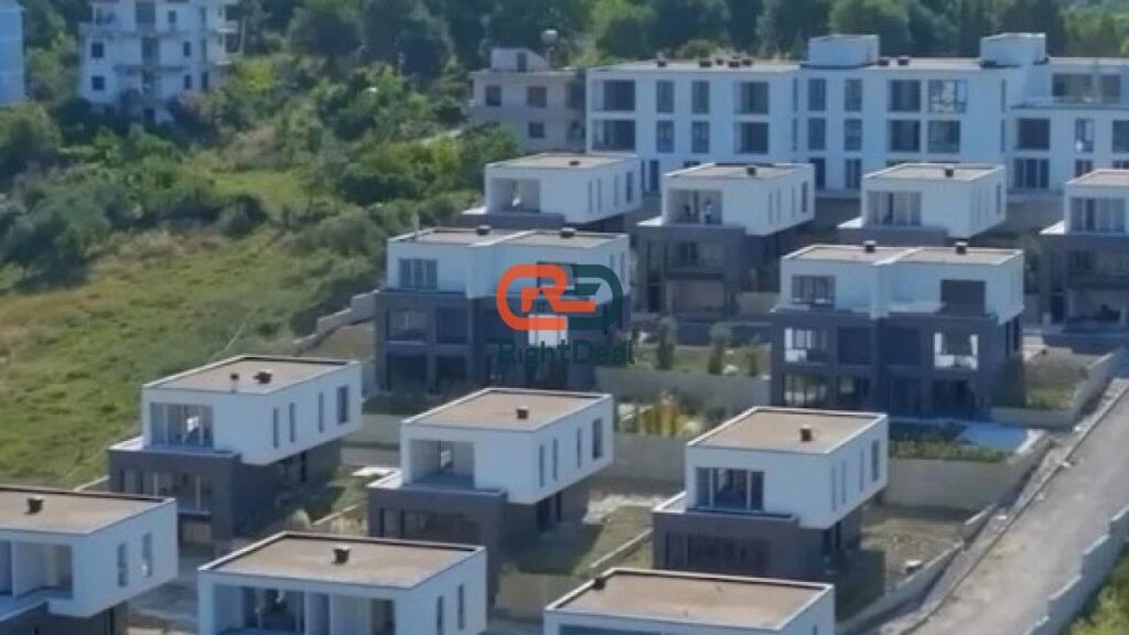 Occasione 1600 Euro/M2!! Presso Lakeside Residence, Appartamento 3+1+2 Con Cortile In Vendita Con Vista Lago !