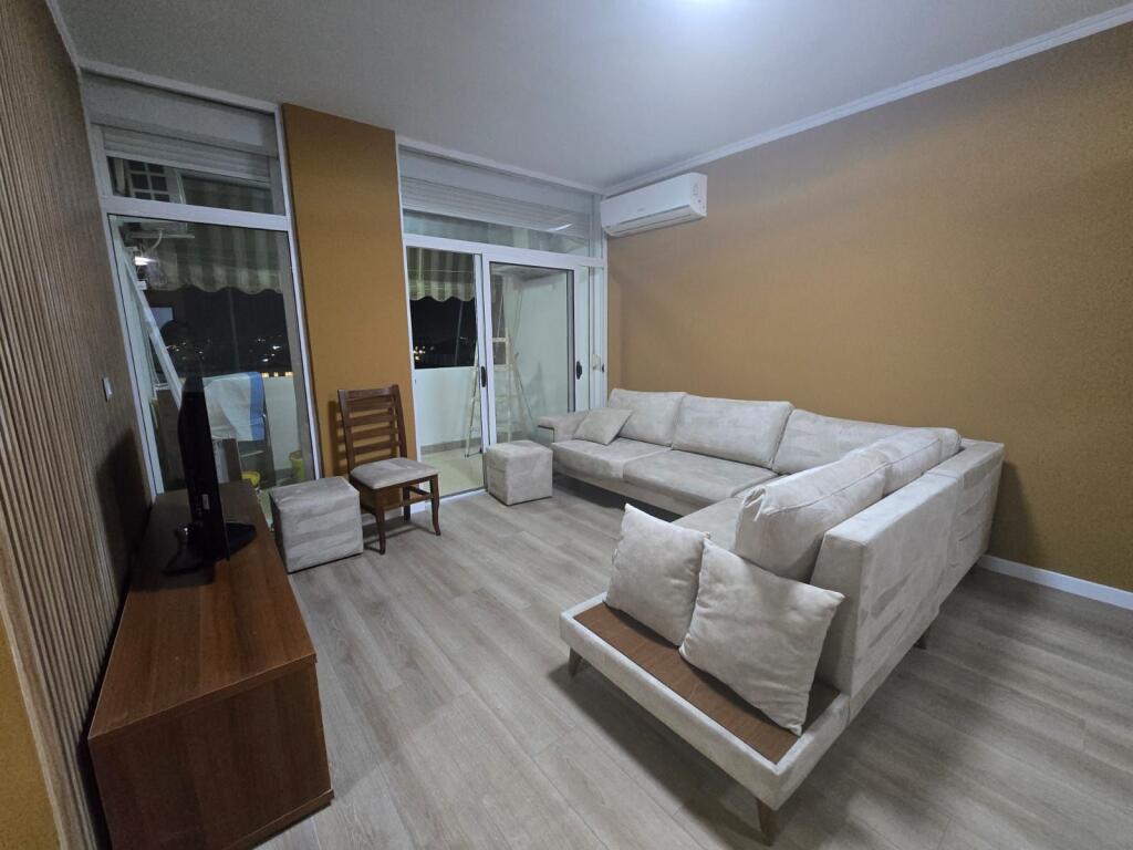 🏠 Jepet me Qira Apartament 2+1 – Komuna e Parisit, Tiranë
