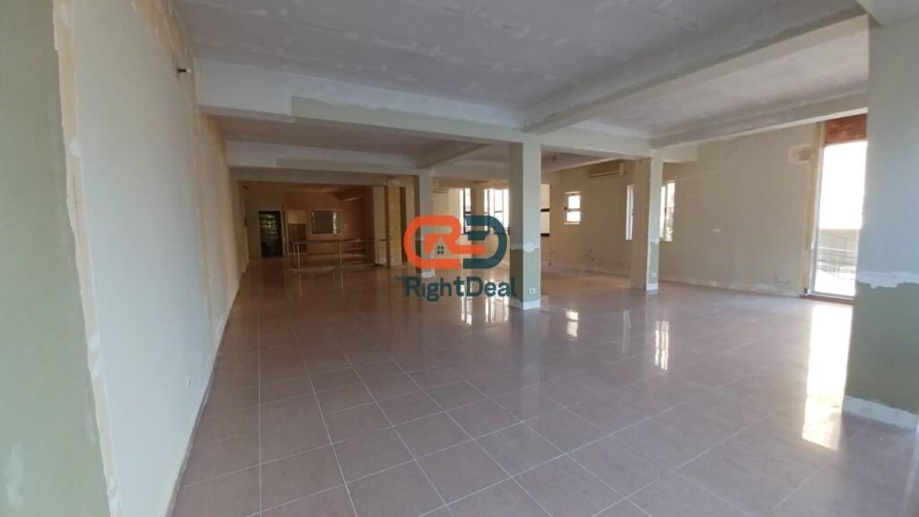 A Lapraka Vicino agli Edifici dell'Arabo, Vendesi Unità Commerciale con Pianta Regolare, Sulla Strada Principale!!