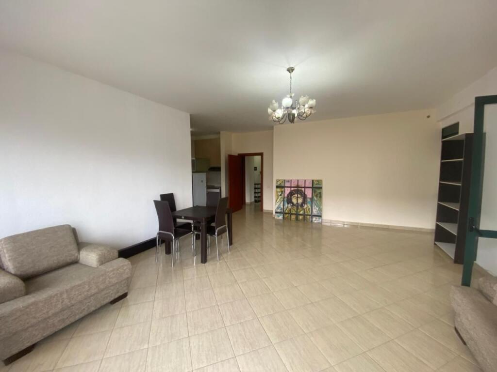 Jepet me qera 2+1 mobiluar afer bar Queen 500 eu