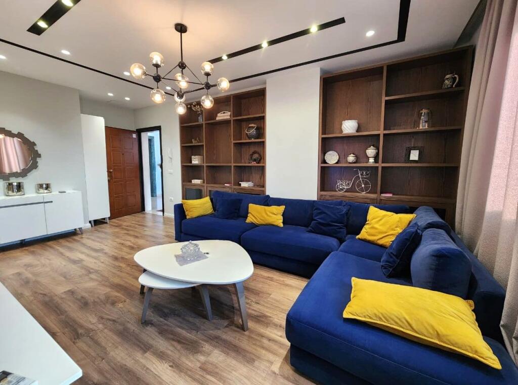 Affittasi appartamento 3+1+2 bagni, Centro (Via Bardhok Biba)
