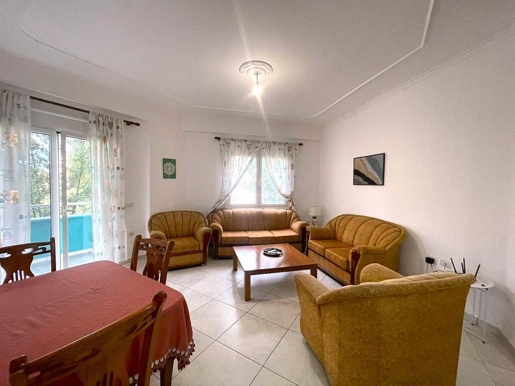 Apartament me tre dhoma me ballkon të madh në zonën LUNGOMARE