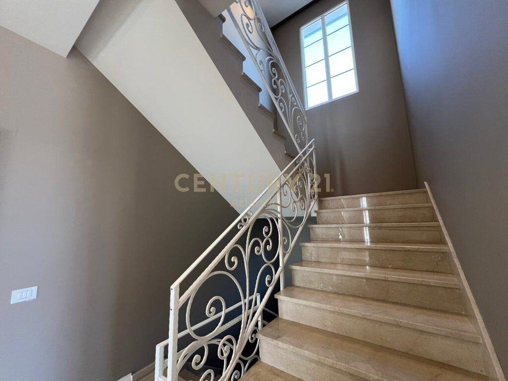 VILE UNIKE PER QERA NE SHIJAK TEK 4 RRUGET !