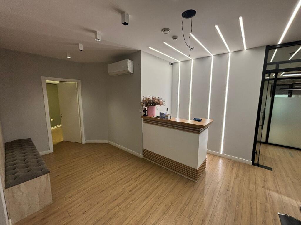 AMBIENT ZYRE ME QERA NE QENDER