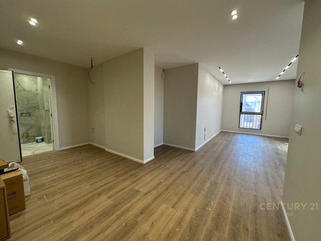 Shitet Apartament 2+1 tek Shkolla e Kuqe!
